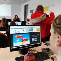 Schülerinnen und Team des Museums Fronfeste