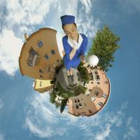 Ihre charmant-eigenwillige Reiseführerin Renate, verkörpert von Martina Dähne