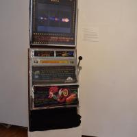 Einarmiger Bandit mit der Aufschrift Local Crisis Machine, seitliche Ansicht