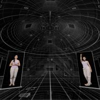 Person in einem kuppelförmigen, digitalen Gebilde. Dieselbe Person ist zweimal zu sehen.