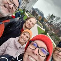 selfie of the five workshop participants in the mirabell garden