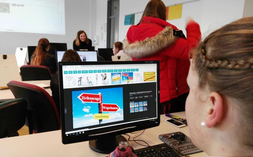 Schülerinnen und Team des Museums Fronfeste