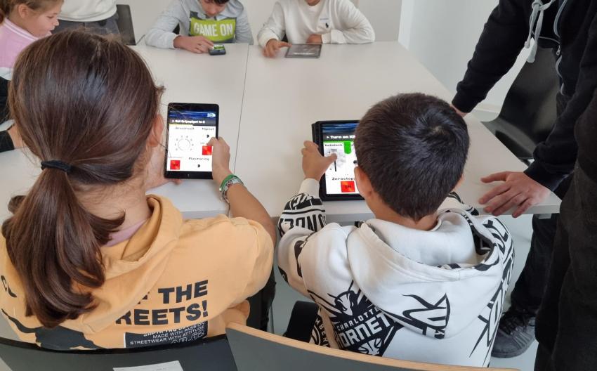 Kinder beim Spiele-Testen