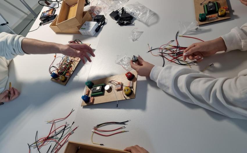 Zusammenbasteln und Verkabeln der Game-Box