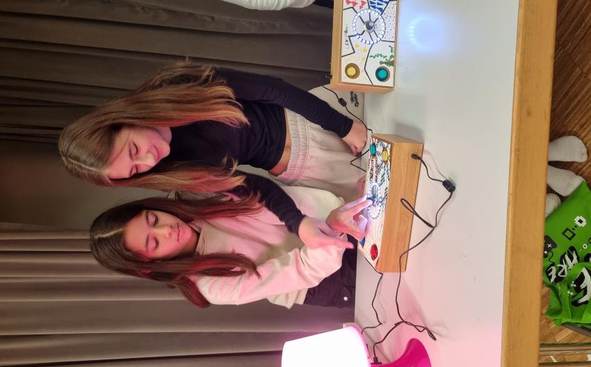 Die Game-Entwicklerinen Drishti und Mia testen die Game-Box