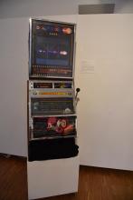 Einarmiger Bandit mit der Aufschrift Local Crisis Machine, seitliche Ansicht