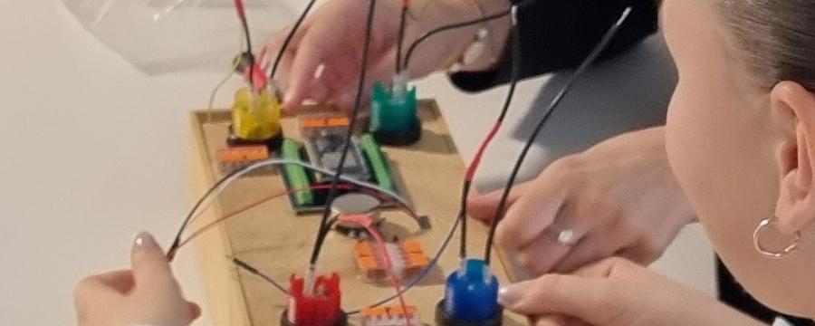 Kids build the Game-Box